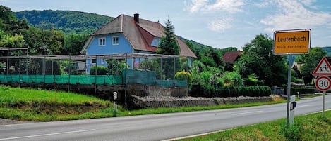 Linke Seite Ortseinfahrt Ferienwohnung Walberlablick