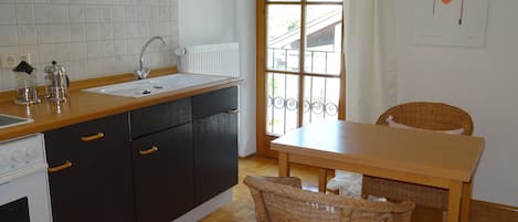 freundliche, zentrale Ferienwohnung mit Bergblick, 30qm-Küche