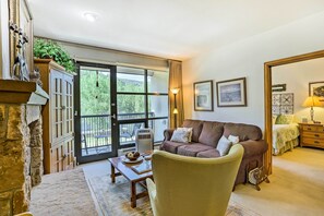 Living Area | Gas Fireplace | Cable TV | Free WiFi