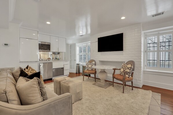 Welcome to Savannah Chic Garden Apartment!