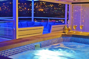 Jacuzzi & Roof Top Terrace Seating Area 