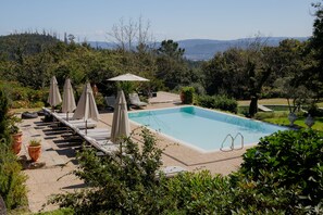 Relaxe junto à piscina envolto m+numa paisagem exuberante e vistas únicas 