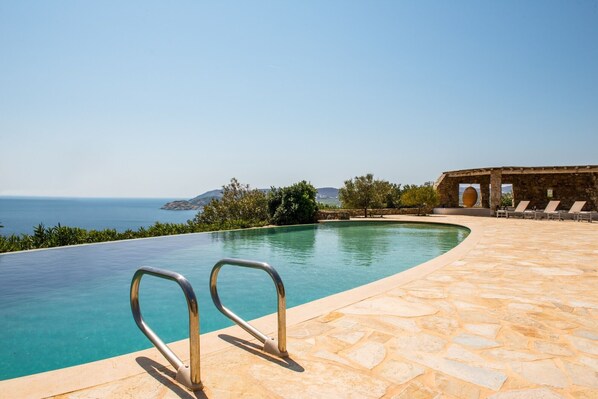 Oversized infinity edged pool and huge sun-bathing deck: amazing views