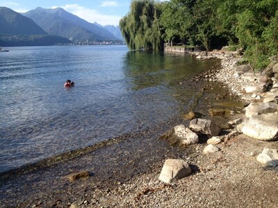 Orta See Wohnung in Villa, großer Garten mit Blick auf den See und den Strand von Pettenasco 