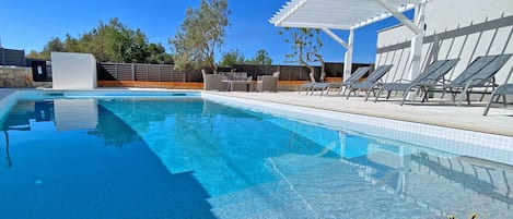 PISCINE extérieure chauffée : réservée aux locataires de la Villa 