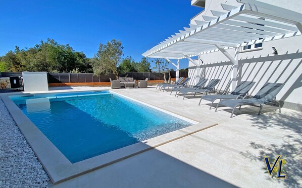 PISCINE extérieure chauffée : réservée aux locataires de la Villa 