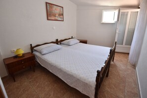 Schlafzimmer 1