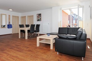 Wohnzimmer mit integriertem Küchenbereich