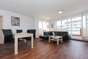Wohnzimmer mit integriertem Küchenbereich