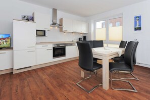 Wohnzimmer mit integriertem Küchenbereich