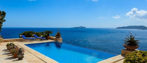 Villa Myriam San Vicente. Ibiza. Infinity pool
