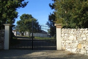 entrée du parc entourant le gîte de "la colonie"