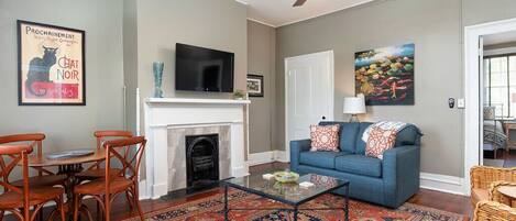 Southern Belle Terrace - Living Area with Flat Screen TV