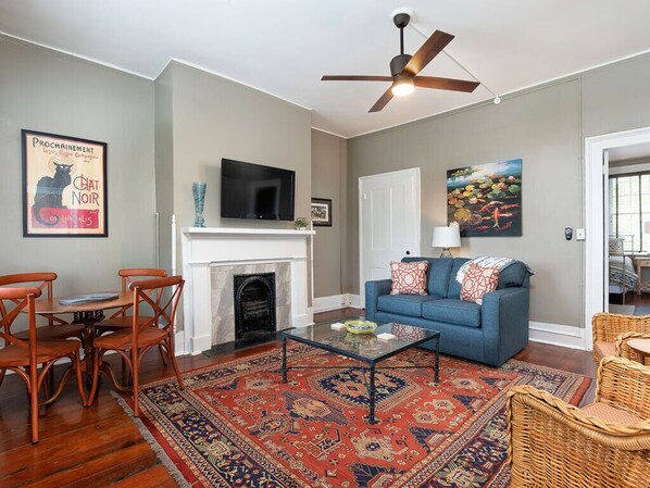 Southern Belle Terrace - Living Area with Flat Screen TV