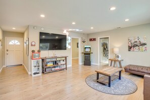 Living Room | Free WiFi | Central A/C & Heating | Smart TV | Single-Story Home