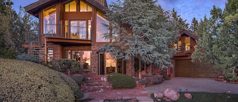 Sedona Vacation Rental | 2BR + Loft | 3BA | 3,370 Sq Ft | Stairs Required
