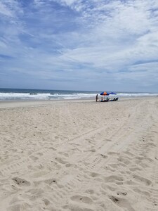 "Self Sea-esta"  Beautiful Cottage 2nd row to ocean in Emerald Isle