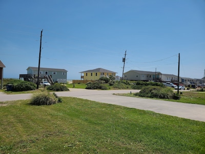 "Self Sea-esta"  Beautiful Cottage 2nd row to ocean in Emerald Isle