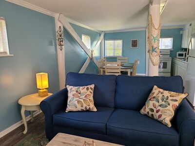 "Self Sea-esta"  Beautiful Cottage 2nd row to ocean in Emerald Isle