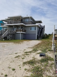 "Self Sea-esta"  Beautiful Cottage 2nd row to ocean in Emerald Isle