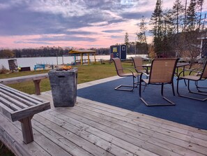 propane fire🔥 six seater dining beautiful view lake steps to the beach🏖️