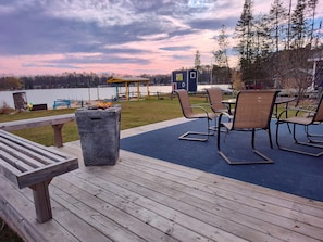 propane fire🔥 six seater dining beautiful view lake steps to the beach🏖️