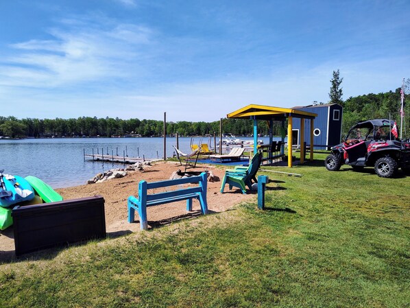 Big beach lounging area tikibar firepit kayaks clean Crystal lake