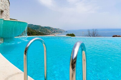 Beautiful View, Pool ,two steps from city center !!