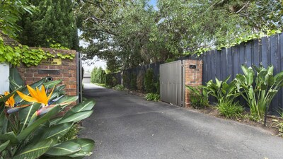 Lush Green Hideaway - two min stroll to beach