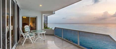 Gran balcon frente al mar con suficientes asientos para descansar o comer