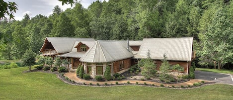 Over 6000 square feet of Family Fun- Large front Yard with Hot tub in Back overlooking a Mountain Stream. CreekSide Lodge in Cedar Falls Resort