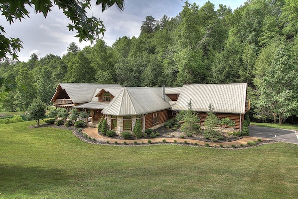 Over 6000 square feet of Family Fun- Large front Yard with Hot tub in Back overlooking a Mountain Stream. CreekSide Lodge in Cedar Falls Resort