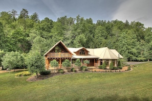 The Perfect Vacation Cabin Rental For Large Groups or Big Families Seconds from the heart of Pigeon Forge TN and Minutes from the Spure of Downtown Gatlinburg and Sevierville. 