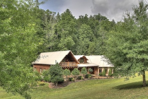 The Perfect Vacation Cabin Rental For Large Groups or Big Families Seconds from the heart of Pigeon Forge TN and Minutes from the Spure of Downtown Gatlinburg and Sevierville. 