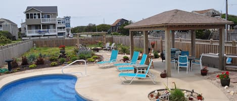 Fire pit, hammock. large outdoor entertainment area poolside