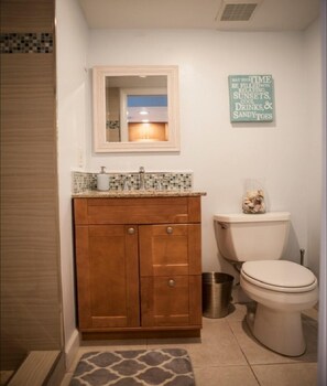 1st Floor full bathroom
