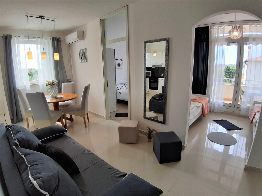 Apartment Medulin, 200 m from the sea, 600 m from the sandy beach - Medulin