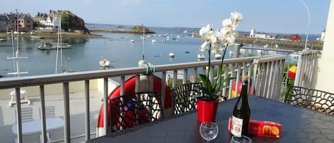 vue sur le port de la terrasse en bois