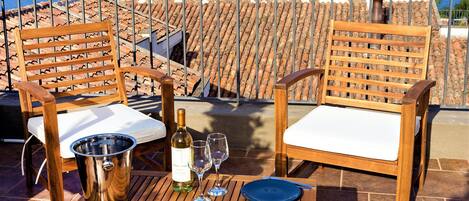 Desfrute de um aperitivo no terraço com vista para o mar da Reserva Natural