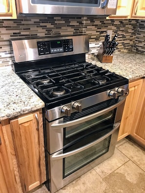 Gas range with double oven