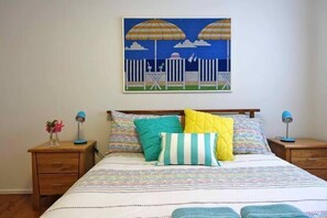 Queen size bedroom 2