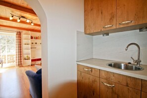 Ferienwohnung Walnuss 40 qm bis 2 Personen, 1. OG 1 sep. Schlafzimmer, Südbalkon-Küche