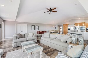 Living room - Bright and comfy!