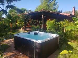 Five person hot tub / jacuzzi