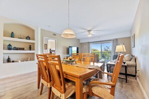 Dining area with seating for 6.