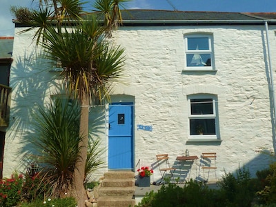 Bright & Cosy Character Cottage just 300m from the Beach, Harbour & Restaurants.