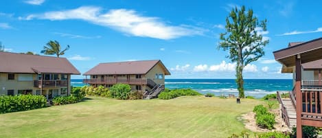 Hanalei Colony Resort E3 Kauai Rental - Spacious grounds of the Hanalei Colony Resort.