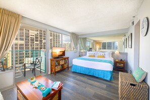 Cozy studio with king-size bed and balcony with city view