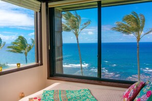 Sealodge C7 | Kauai condos at Sealodge 2 - Sealodge C7 | Kauai Kahuna | Kauai condos at Sealodge| Oceanfront windowseat/bed in living room alcove.