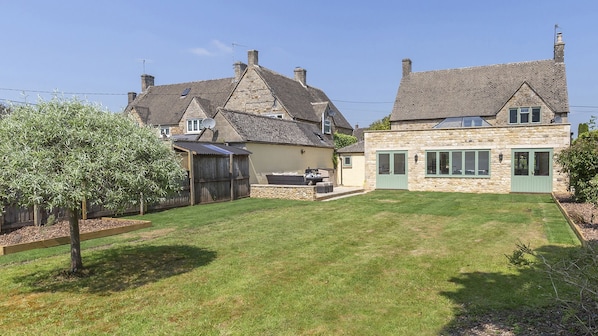 Rear garden, South Winds, Bolthole Retreats